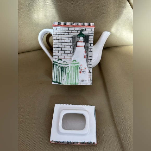 Decorative porcelain tea pot - Picture 3 of 5